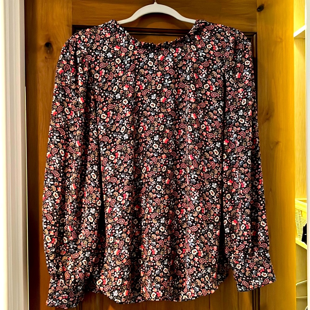 Great looking loft, long sleeve 100 percent polyester paisley top size L